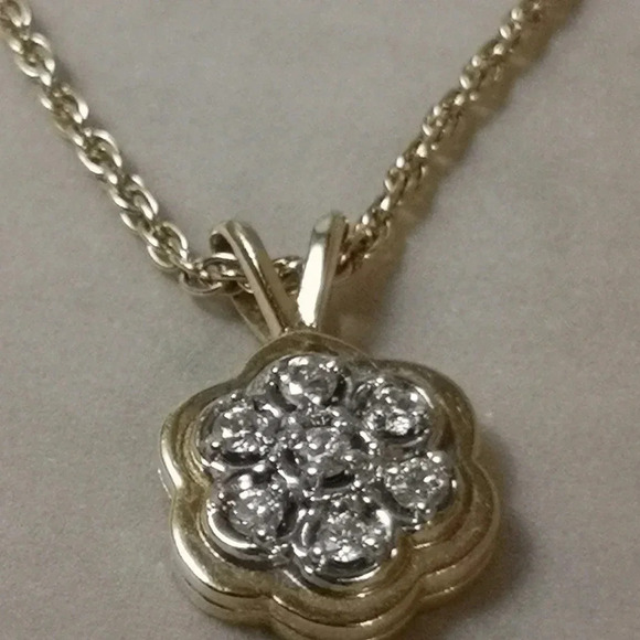 Diamond flower  pendant & 10k chain - Picture 2 of 5